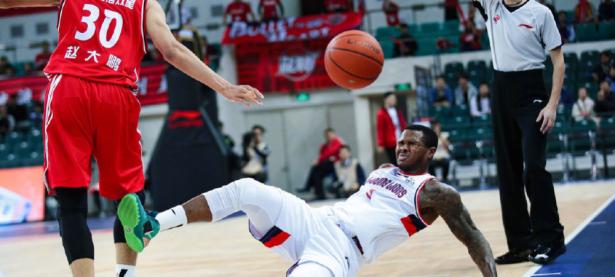 石宇奇赛点兑现，广厦男篮淘汰巴塞罗那晋级四强，主帅激动落泪的简单介绍